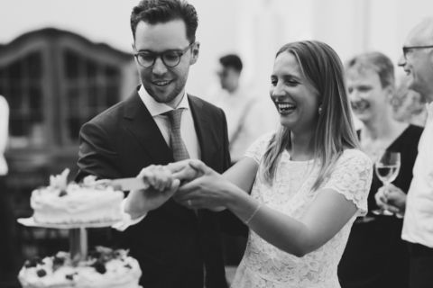 Hochzeitsfotografie Berlin schwarz-weiß: Kuchen anschneiden