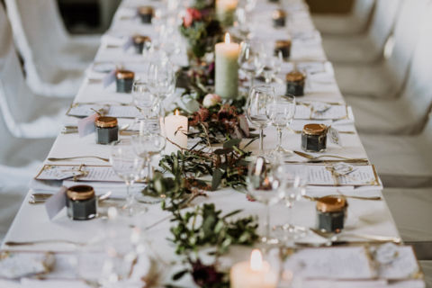 Hochzeitsfotograf Berlin: Tischsets während des Hochzeitsbanketts