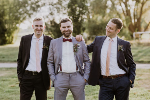 Hochzeitsfotograf Berlin: Trauzeugen und Bräutigam auf der Wiese