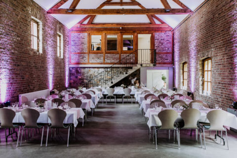 Hochzeitsfotografie Berlin: Hochzeitslocation mit rosa Beleuchtung