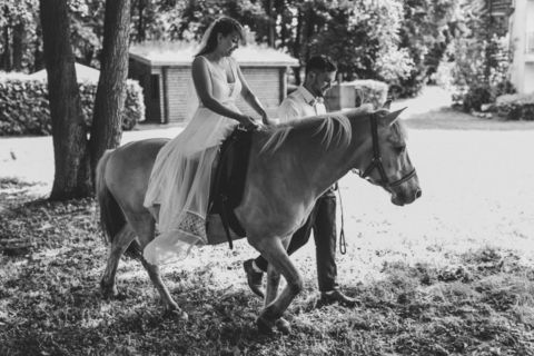 Braut auf Pferd - Hochzeitsfoto