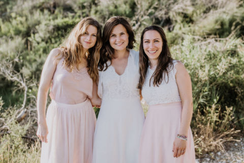 Glückliches Hochzeitsfoto: Brautjungfern und Braut