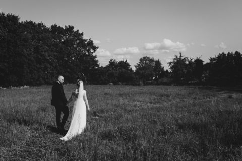 Brautpaar speziert - Hochzeitsfotografie schwarz-weiß Berlin