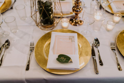 Foto der Dekoration auf dem Hochzeitstisch