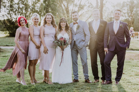 Ehepaar und Trauzeugen auf der Wiese -Hochzeitsfotograf Berlin