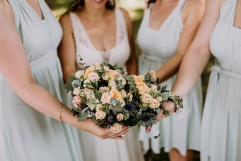 Hochzeitsfoto der Blumenstäuße der Trauzeuginnen