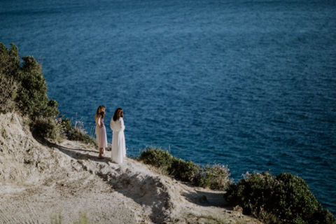 Hochzeitsfoto von Trauzeugin und Braut am Meer