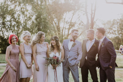 Lachende Trauzeugen und Ehepaar - Hochzeitsfotograf Berlin