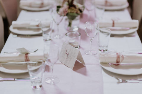 Altrosa Tischdekoration - Hochzeitsfotografie Berlin