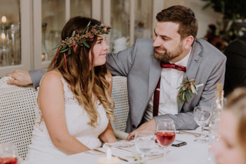Hochzeitsfotograf Berlin: Brautpaar am Esstisch