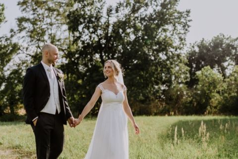 Hochzeitsfotografie Berlin: Hand in Hand spaziert das Brautpaar