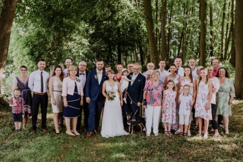 Fotografie der gesamten Hochzeitsgesellschaft