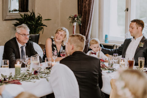 Hochzeitsfotograf Berlin: Hochzeitsgäste am Esstisch