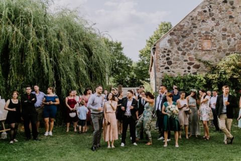 Hochzeitsfotografie Berlin: Gäste auf der Hochzeit tanzen und feiern