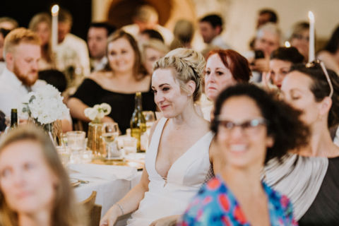 Hochzeitsgesellschaft mit Braut in der Mitte - Fotoaufnahme