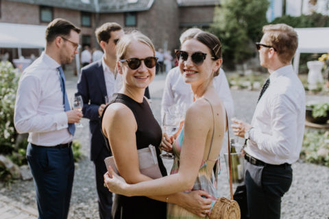 Hochzeitsfotografie Berlin: Freundinnen unter den Hochzeitsgästen