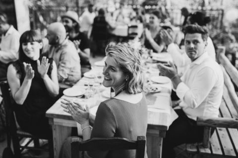 Hochzeitsfoto in schwarz-weiß der Gäste