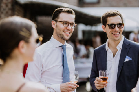 Hochzeitsfotografie Berlin: Anstoßen der Hochzeitsgäste