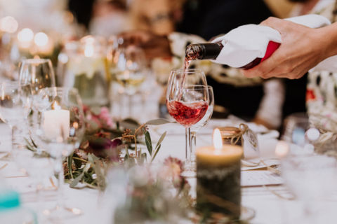 Wein eingießen - Hochzeitsfotograf Berlin