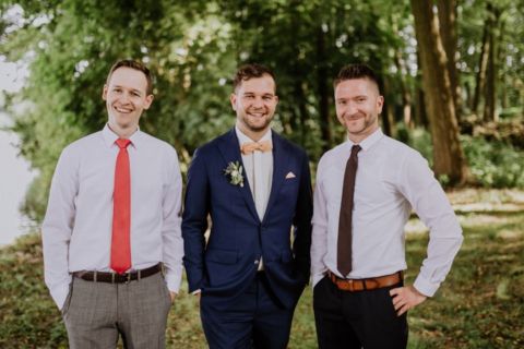Trauzeugen und Bräutigam zusammen fotografiert