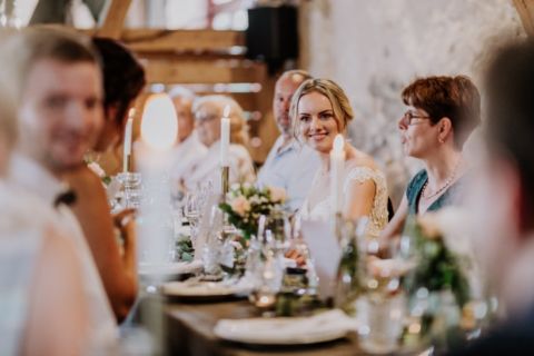 Braut während Bankett - Hochzeitsfotograf Berlin