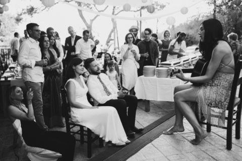 Brautpaar während Konzert mit Akustik-Gitarre