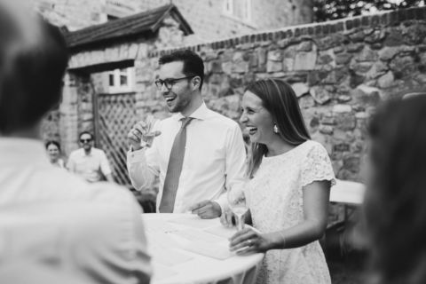 Hochzeitsfotografie Berlin schwarz-weiß: Brautpaar lacht