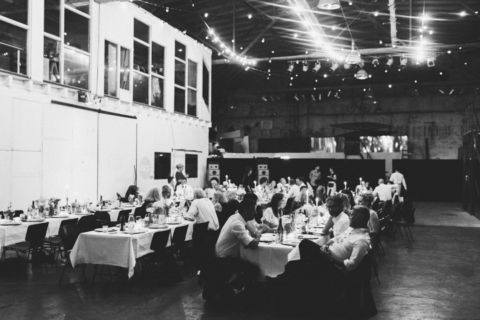 Schwarz-weiß-Aufnahme des Hochzeitsbanketts