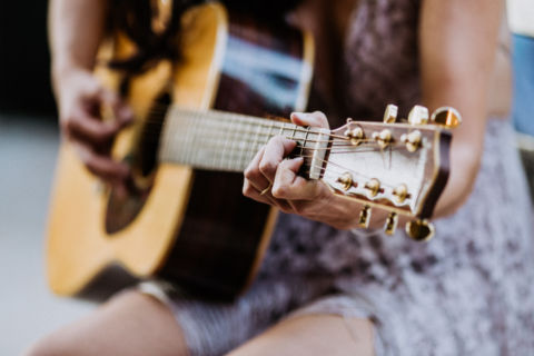Fotoaufnahme einer Akustik-Gitarre zur Hochzeit