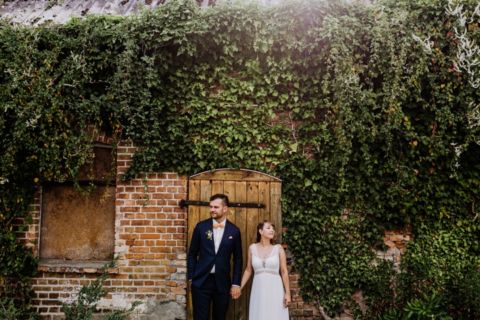 Hochzeitsfotografie des Brautpaares in der Natur