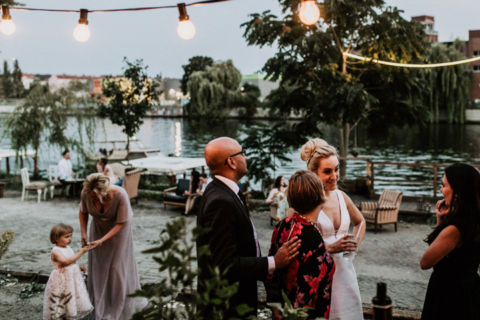 Fotografie der Hochzeitsgesellschaft am Wasser
