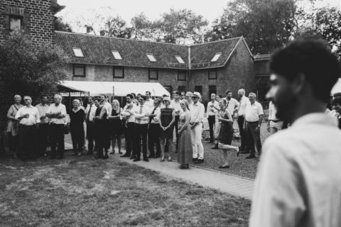 Hochzeitsfotografie Berlin: Hochzeitsgesellschaft spielt ein Spiel