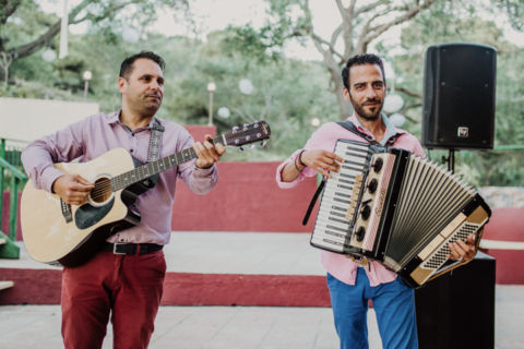 Hochzeitsfoto von Akkordeon-Musikern