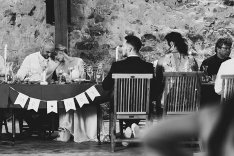 Hochzeitsfotograf Berlin: Gäste und Ehepaar am Tisch