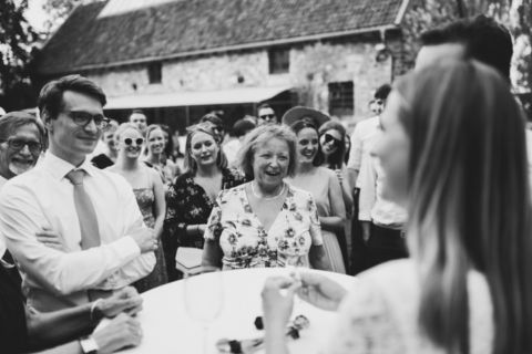 Hochzeitsgäste und Ehepaar - Hochzeitsfotografie Berlin