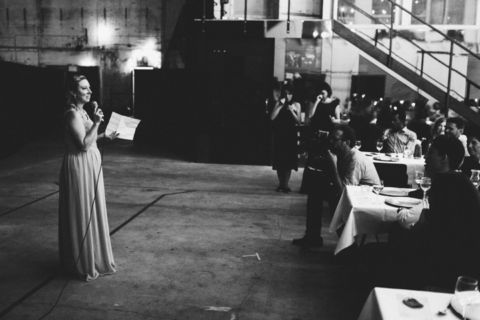 Trauzeugin redet vor der Hochzeitsgesellschaft - Fotografie