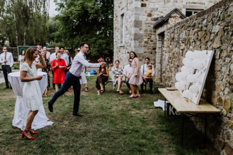 Hochzeitsfotografie Berlin: Spiel Ballon-Dart-Schießen