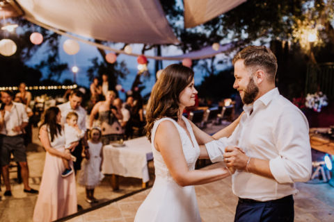 Brautpaar Hochzeitswalzer zum Sonnenuntergang