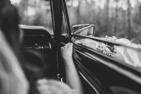 Aus dem Autofenster blicken - Hochzeitsfotografie