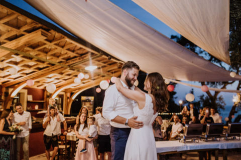 Tanz während Abendstimmung des Brautpaars