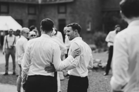 Hochzeitsfotografie Berlin schwarz-weiß: Unterhaltung der Hochzeitsgäste