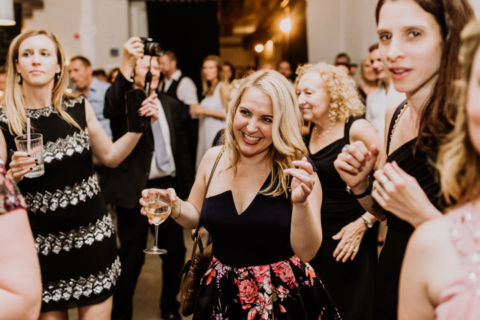 Fotoaufnahme von Hochzeitsgästen mit guter Laune - Fotoaufnahme