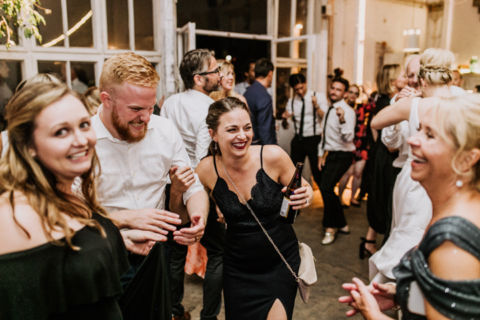 Fotoaufnahme währen der Hochzeitsfeier mit Gästen