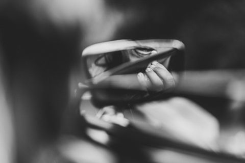 Rückspiegel des Hochzeitsautos