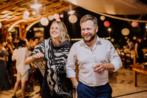 Bräutigam lächelnd während der Hochzeitsfeier