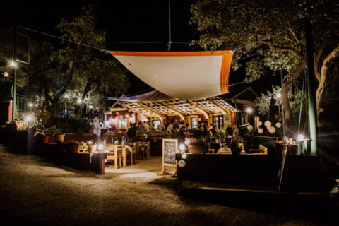 Fotoaufnahme einer mediterranen Hochzeitslocation bei Nacht