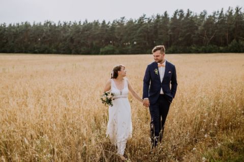 Foto des Brautpaares beim Kornfeld Spaziergang