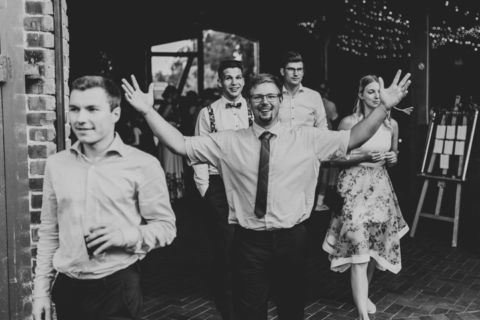 Hochzeitsfotograf Berlin: Jubelnde Hochzeitsgäste