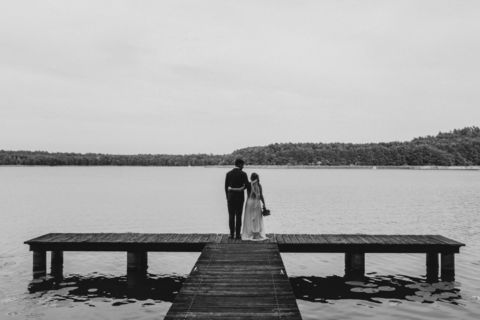 Hochzeitsfoto: Brautpaar am See auf einem Steg