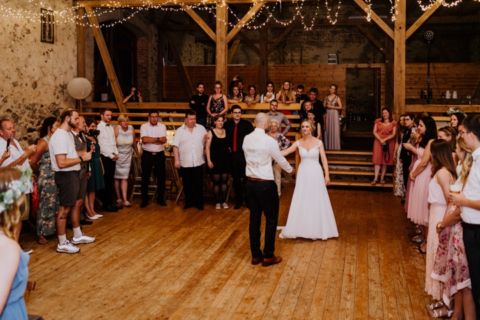 Brautpaar tanzt Hochzeitstanz - Hochzeitsfotograf Berlin